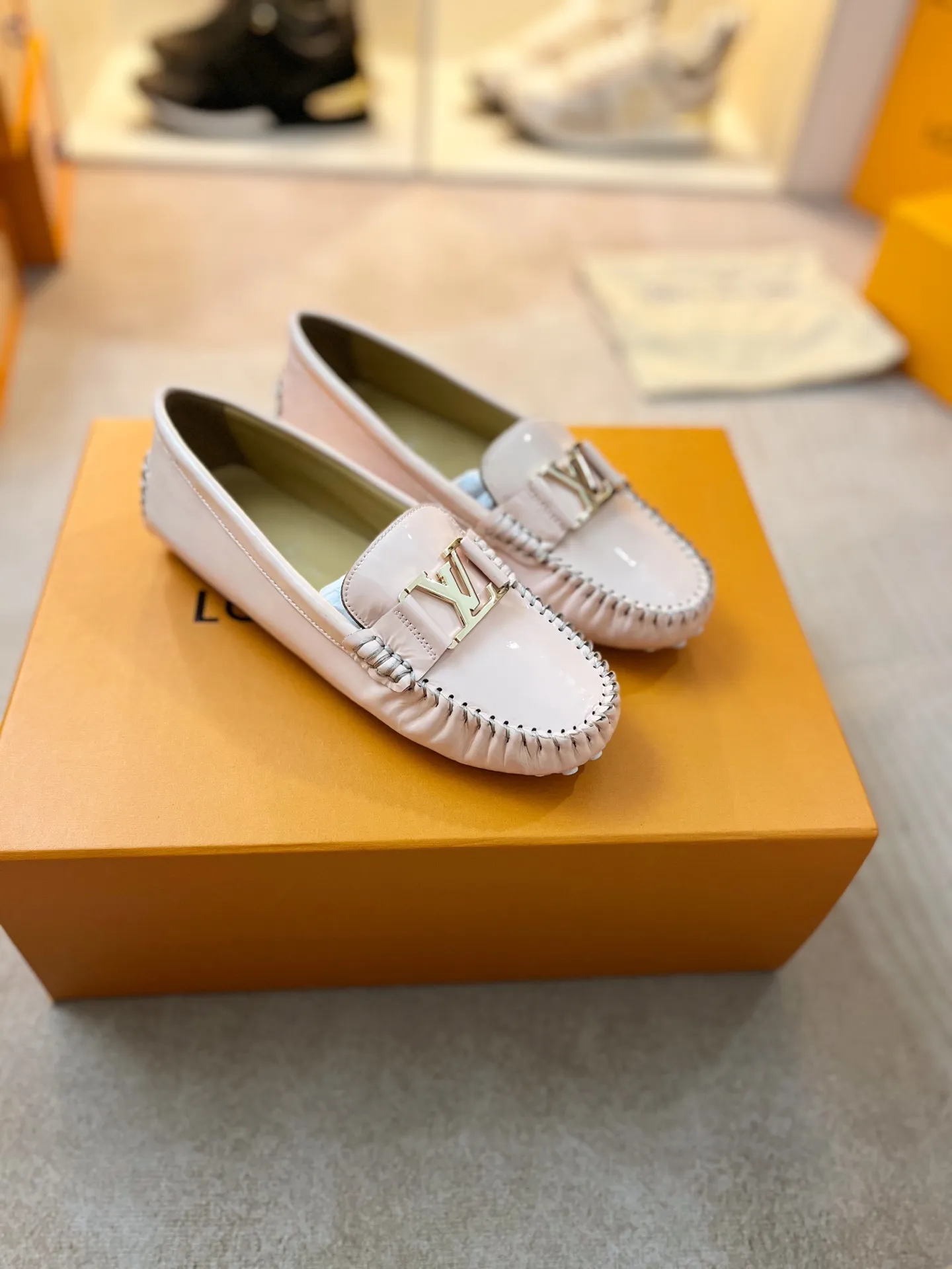 p460💰Couple model❤️🇫🇷 𝙇𝙤𝙪𝙞𝙨 𝙑𝙪𝙞𝙩𝙩𝙤𝙣 🇫🇷Louis Vuitton 2023 Classic𝓛𝓿 𝓣𝓻𝓪𝓲𝓷𝓮𝓻 Sports Series ➪➪➪¯ [Arizona Doudou Shoes Series] ▪️▪️▪️Arizona slip-on shoes are made of Monogram Eclipse canvas. Its hand-painted and dyed edges and hand-sewn uppers fully demonstrate Louis Vuitton's traditional shoemaking craftsmanship. This slip-on shoe is very lightweight. The integrated tongue and upper make it particularly comfortable and flexible. The soft outsole is equipped with rubber padding. Decorated with matching sash. Detailed features: ☑️Monogram Eclipse canvas ☑️Black Eclipse pattern ☑️Hand-painted shoe edges ☑️Hand-sewn uppers (each pair takes time to process) ☑️Integrated tongue and upper construction ☑️Outsole equipped with rubber lining ☑️size: 35_46